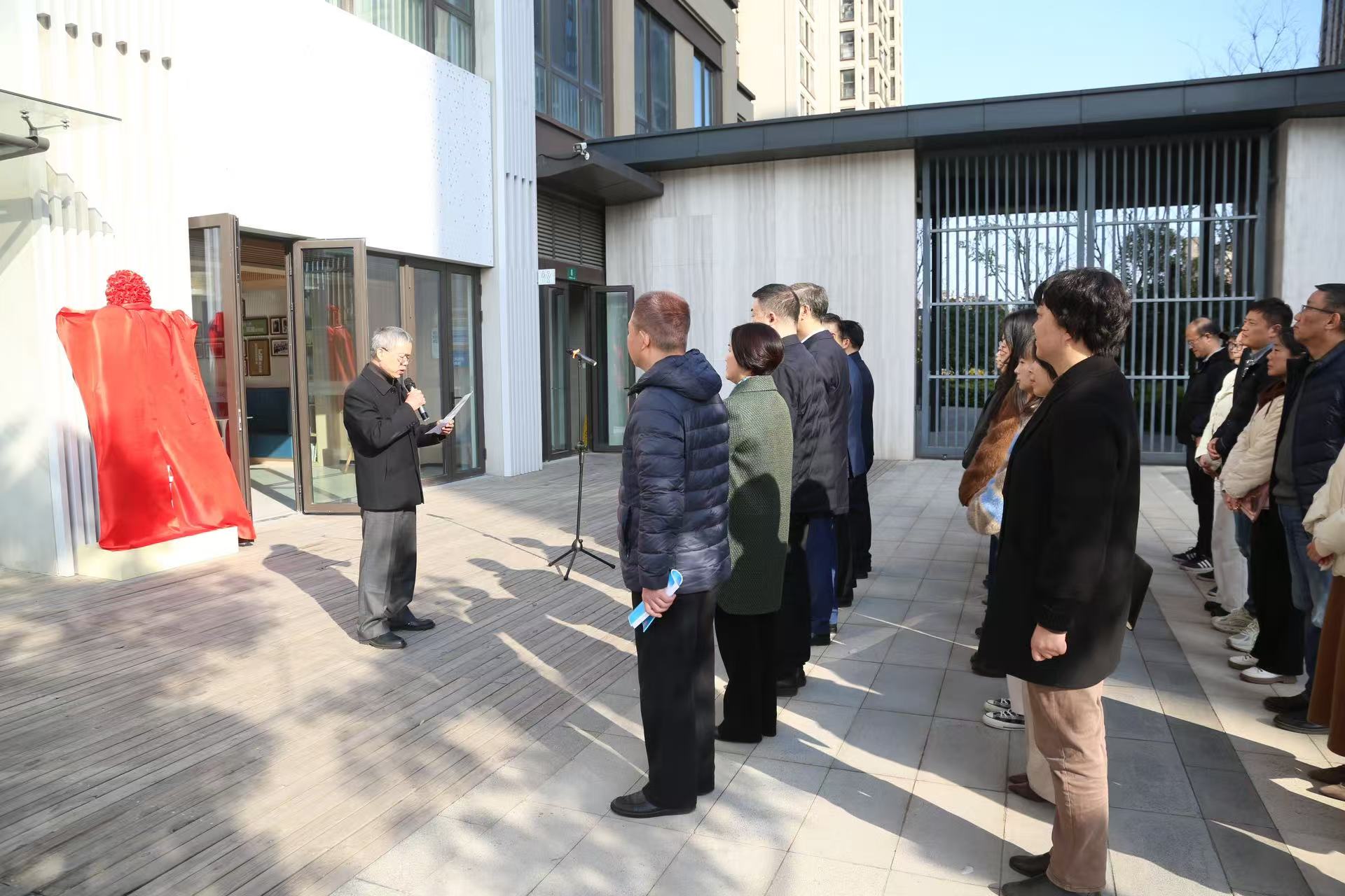 2025年1月2日,宝山区政协首个建在综合网格上的政协委员联系点——全过程人民民主政协委员联系服务群众月浦镇第二街区联系点在月浦镇友间公寓揭牌成立。