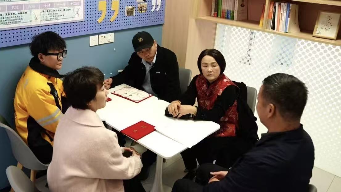 2025年12月12日,宝山区政协提案委主任张学智为特约信息员颁发聘书,并就如何撰写高质量社情民意信息进行了专业指导。