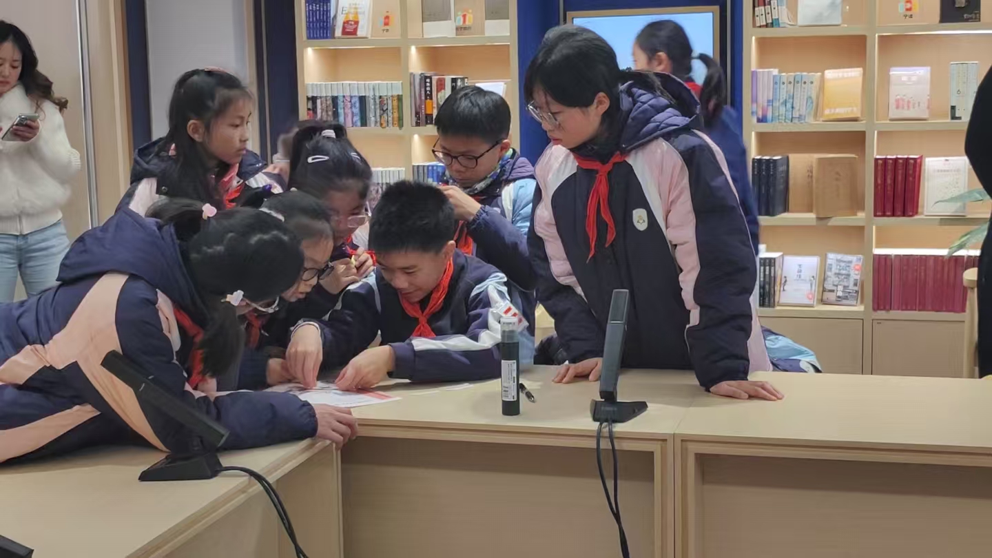 2025年12月，小学生走进实践点，用画笔画出参观感受&nbsp;资料图