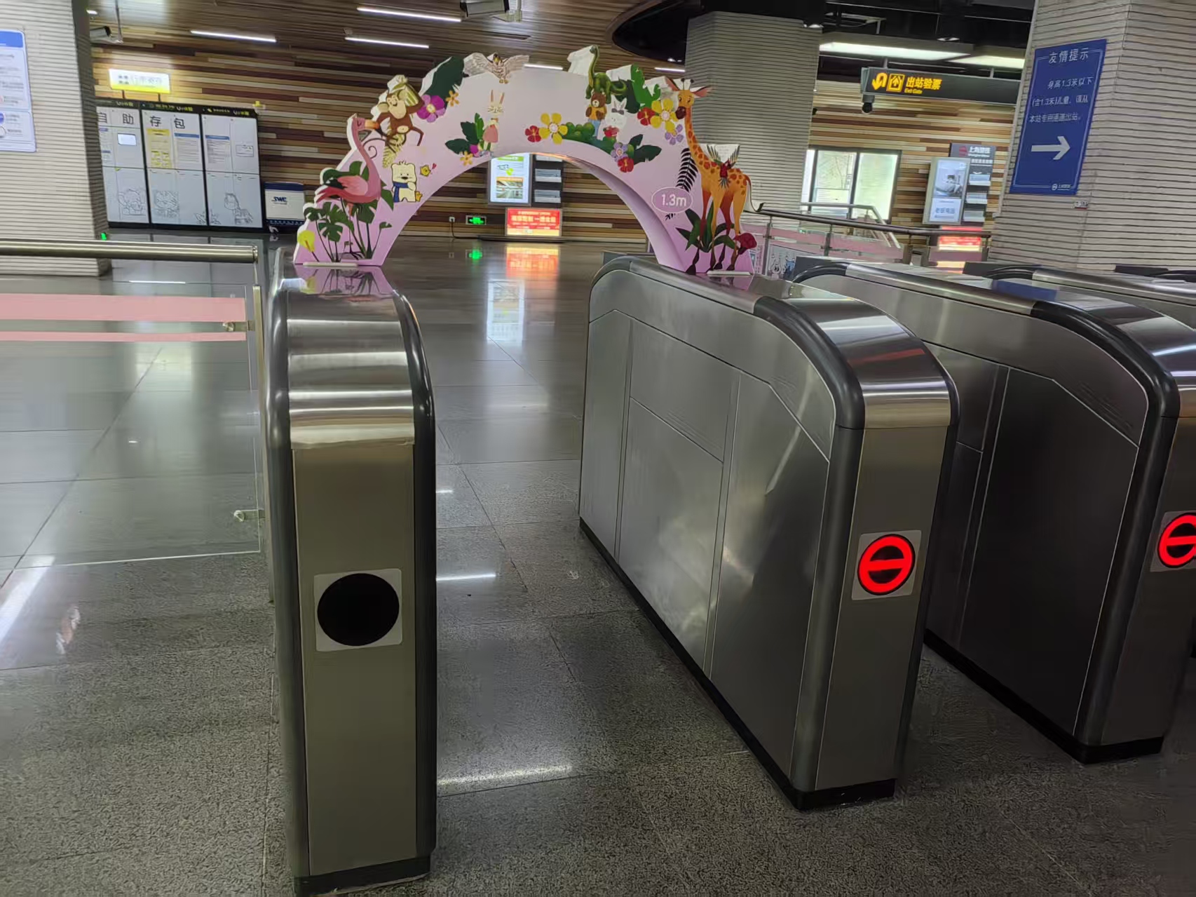 地铁13号线自然博物馆站进出站增设的“儿童友好通道” 摄影:董潇韩