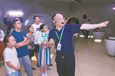 倪闽景（右）在上海天文馆给孩子们做讲解。（图片由受访者提供）