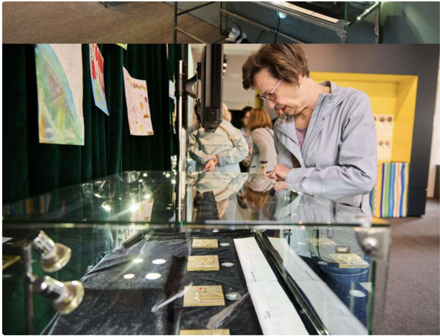 图为伦敦市民观看上海报业集团“奔流”第二季“上海—伦敦对话”中英造币文化主题特展。