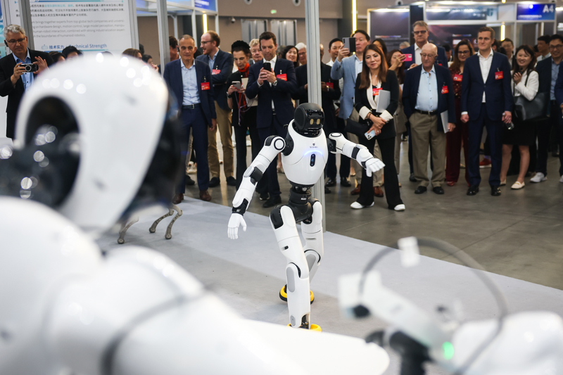 图为上海市市长国际企业家咨询会议期间，参会嘉宾参观智元创新（上海）科技有限公司展台。海沙尔摄