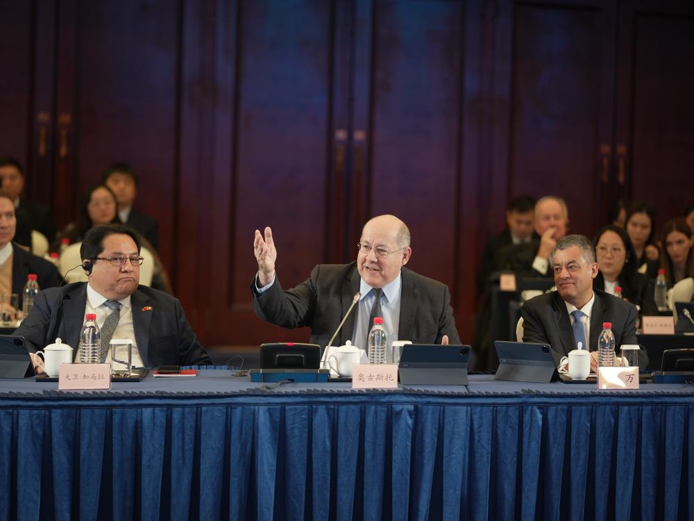 2025年11月25日,上海市政协2025年情况通报会召开,部分驻沪领馆官员、友城代表、市白玉兰纪念奖获得者、外籍专家及外籍友好人士代表,围绕助力上海“十五五”开好局起好步、打造国际一流营商环境等交流发言。