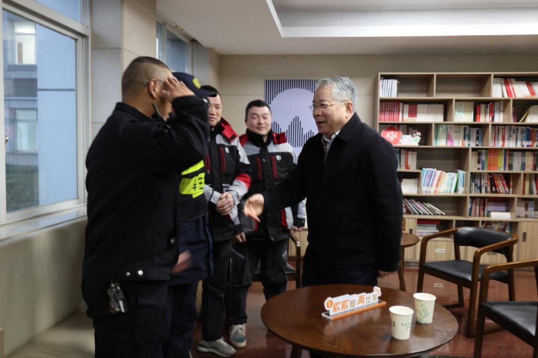 闵行区政协主席、上海市慈善基金会闵行区代表处会长祝学军实地走访“爱心小舍”