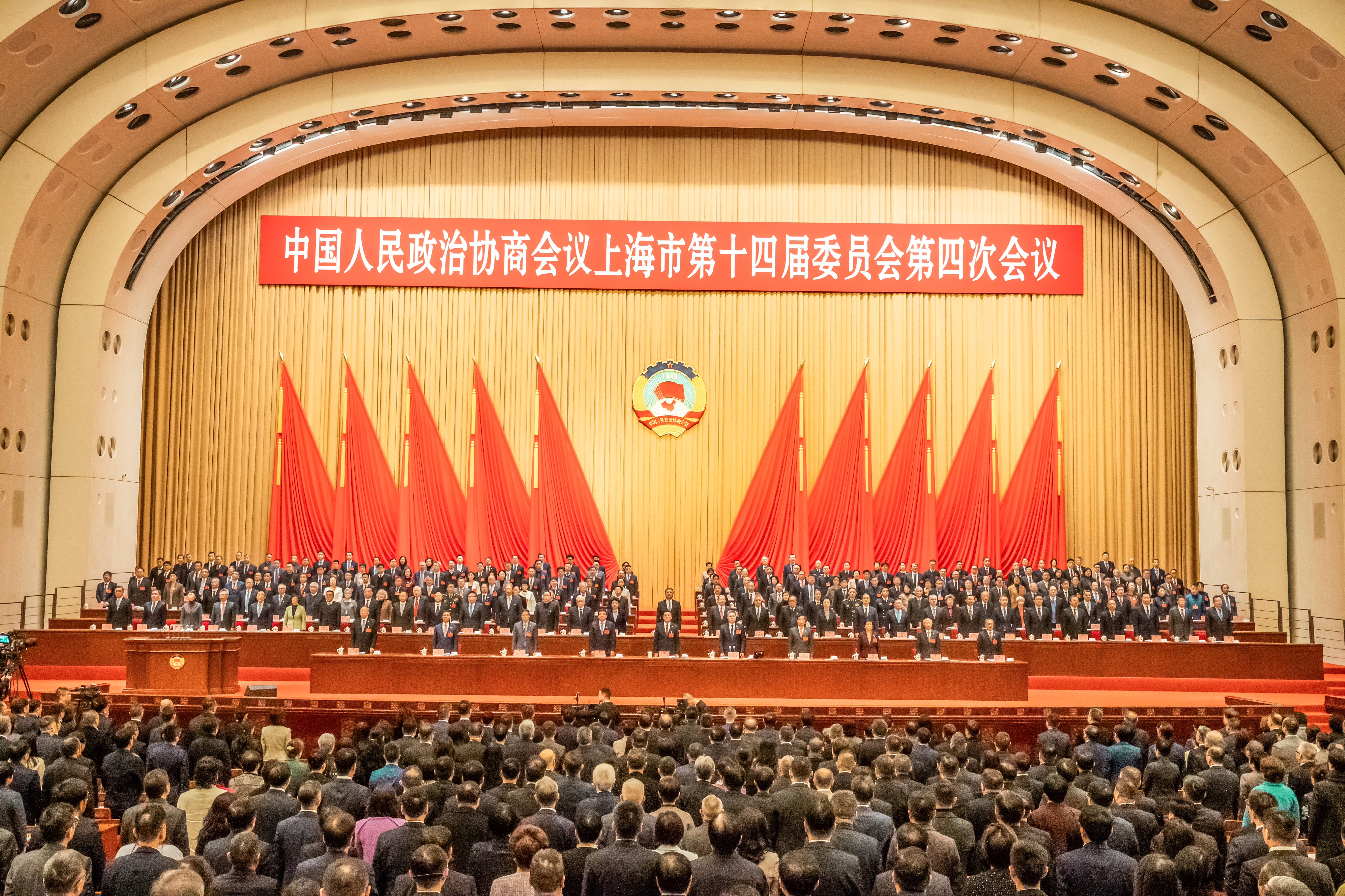 今天(2月2日),市政协十四届四次会议开幕,全场起立,高唱国歌。