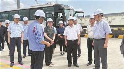 伍爱群（右四）在邬桥粮库调研粮仓码头建设。 （图片由受访者提供）