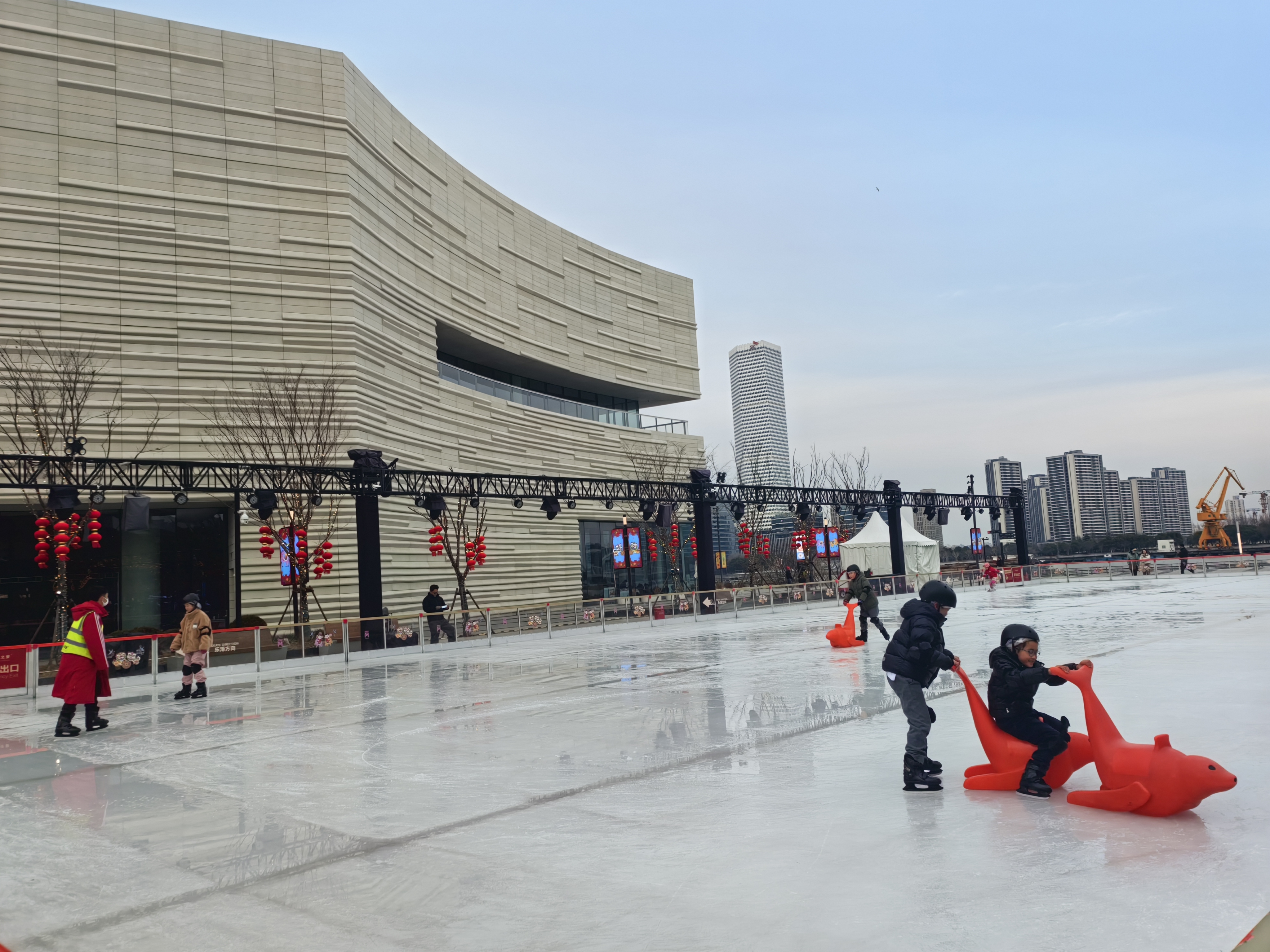 青少年在浦江西岸开展冰上运动 摄影：董潇韩