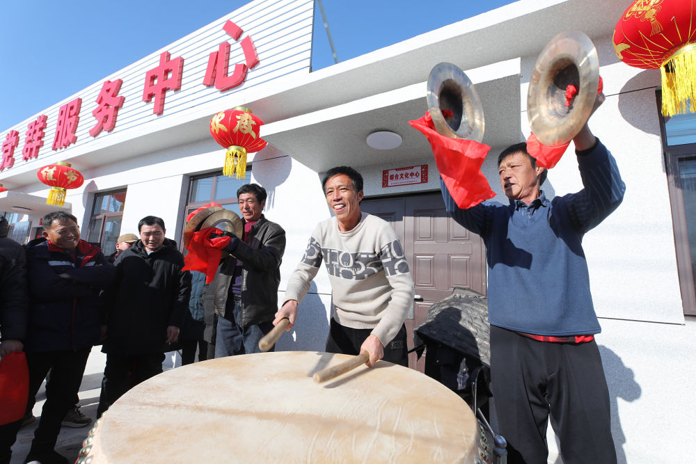 2025年1月28日,辽宁省葫芦岛市绥中县明水满族乡祝家沟村村民在重建新房的村党群服务中心前鸣锣击鼓。新华社发(田嘉 摄)