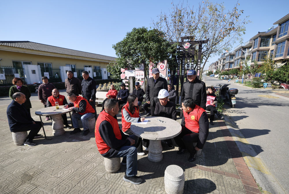 2025年11月19日,浙江省湖州市长兴县吕山乡龙溪村的村民议事协商小组在村里的议事协商公园里就村务发展征集意见。新华社记者 徐昱 摄