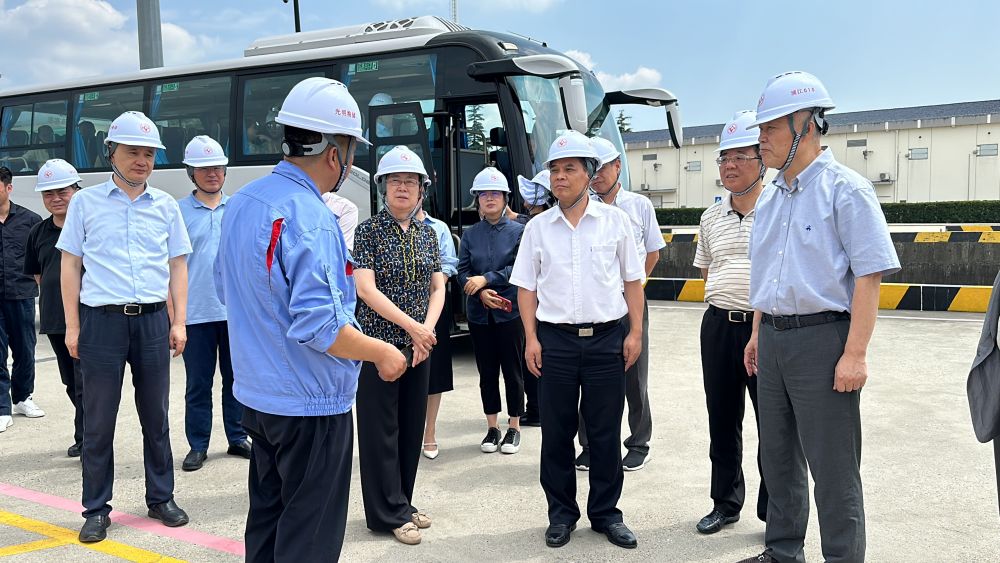 图为全国政协委员、上海航天信息科技研究院院长伍爱群在调研中