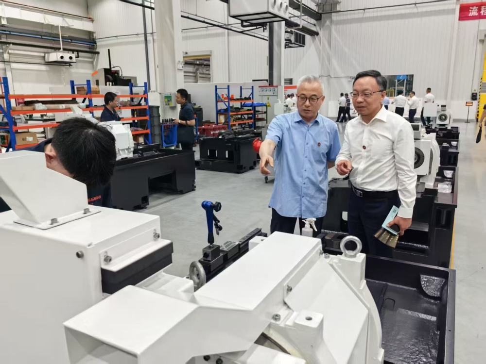 图为全国政协委员、国浩律师（上海）事务所合伙人吕红兵在调研中