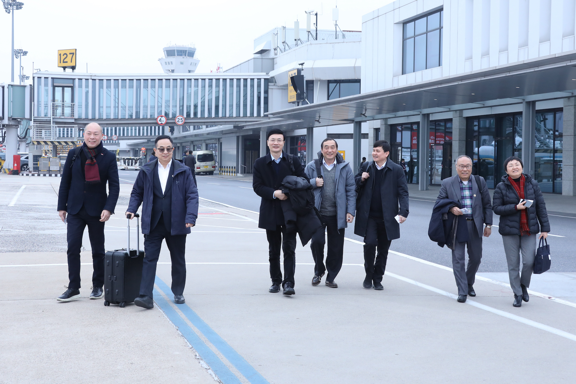 委员启程赴京 摄影:金松