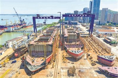 江苏省南京市招商工业南京金陵船厂内,工人们正在加紧建造各类大型船舶,呈现一派繁忙的生产景象。近年来,我国船舶制造业发展势头强劲,订单量持续增长,企业开足马力保交付,为全球航运市场提供高质量船舶装备。史俊 摄
