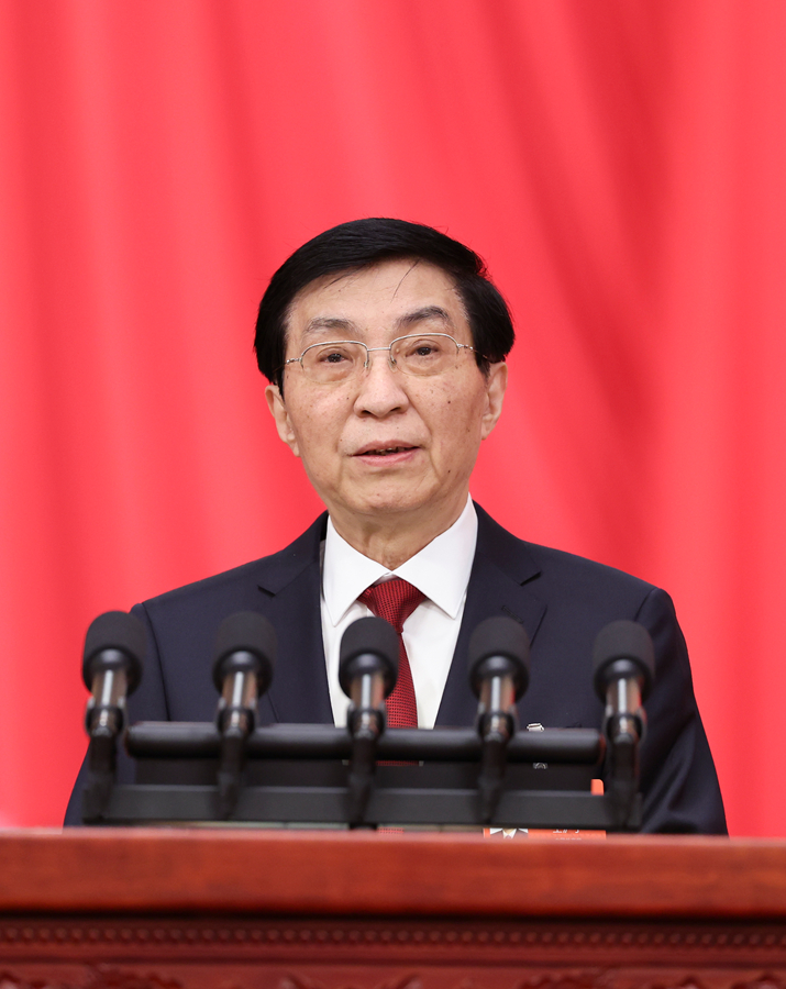 3月4日,中国人民政治协商会议第十四届全国委员会第四次会议在北京人民大会堂开幕。这是全国政协主席王沪宁代表政协第十四届全国委员会常务委员会作工作报告。新华社记者 姚大伟 摄