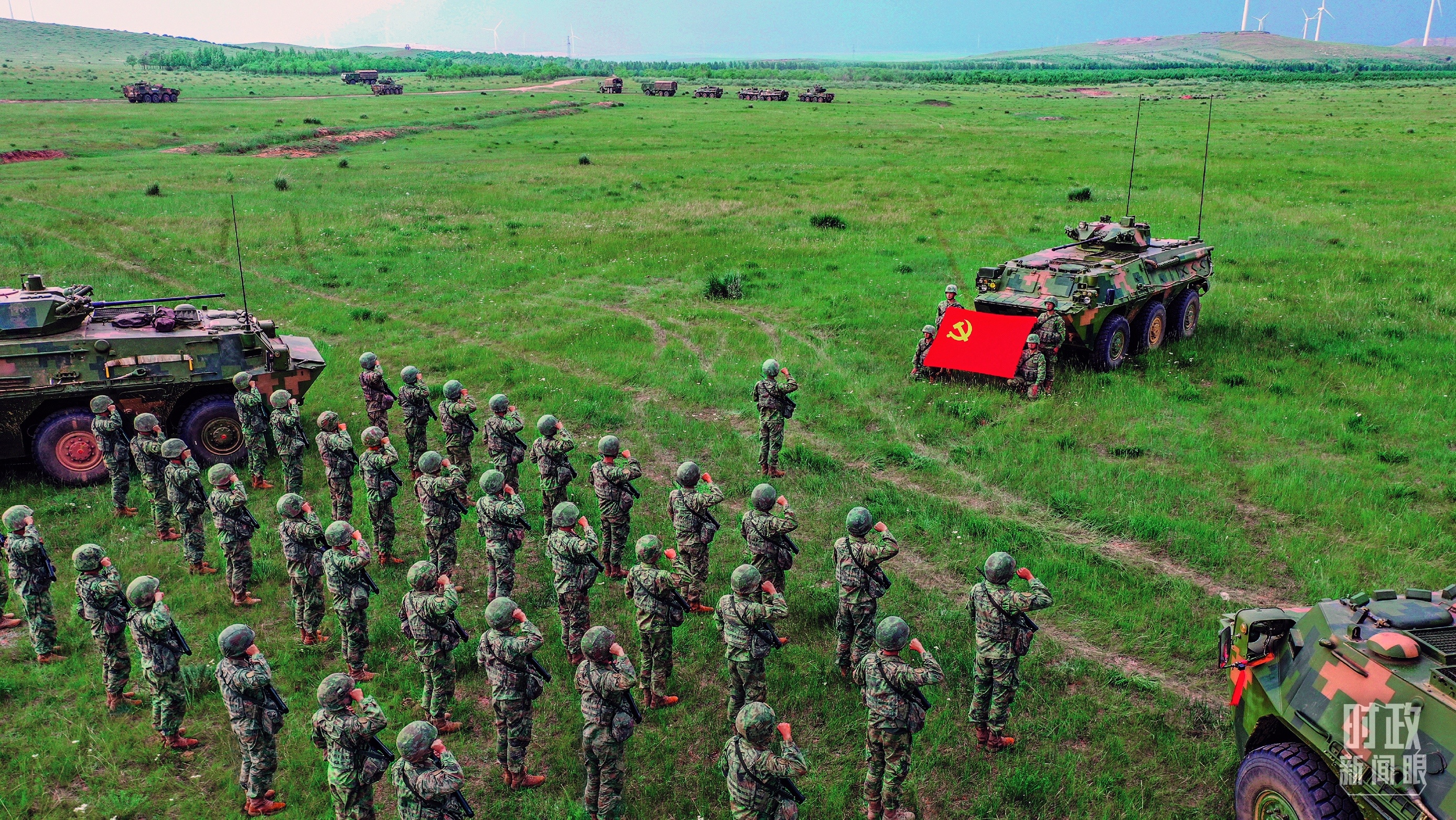 △2025年7月1日，“刘老庄连”组织党员重温入党誓词。（解放军画报谢沅鑫拍摄）