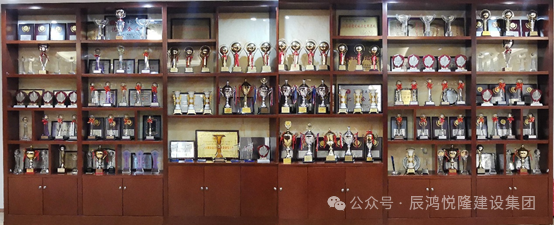 ▲多年来，集团始终秉持“质量兴业”的经营理念，做一个项目树一座丰碑，1997&nbsp;年以来，先后创上海市优质结构工程六十余项、上海市“白玉兰”优质工程四十项、“上海市标化工地”及“上海市文明工地”七十余项，承建施工的项目创优率均达100%，在同行中盛享“创优专业户”的美誉。