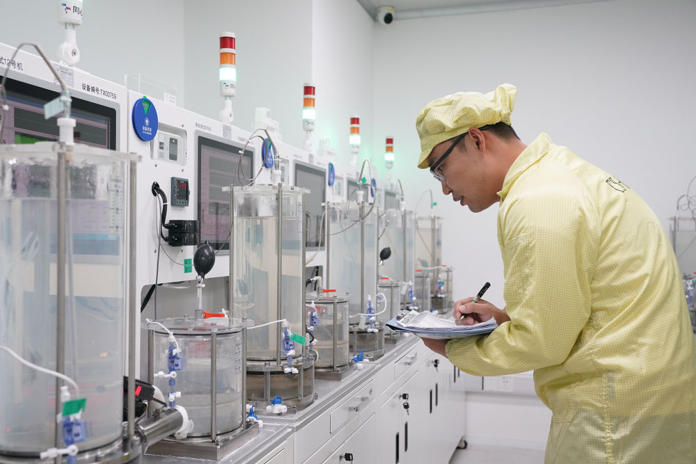 2025年11月19日，在苏州同心医疗科技股份有限公司，研发工程师在记录人工心脏血泵的寿命测试数据。新华社发（陈雨禾摄）