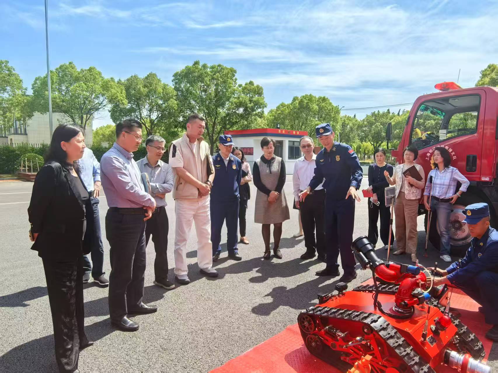2025年4月29日，张瑛（右一）参加“提升我区应急管理能力，筑牢城市运行安全底线”课题调研&nbsp;松江区政协供图
