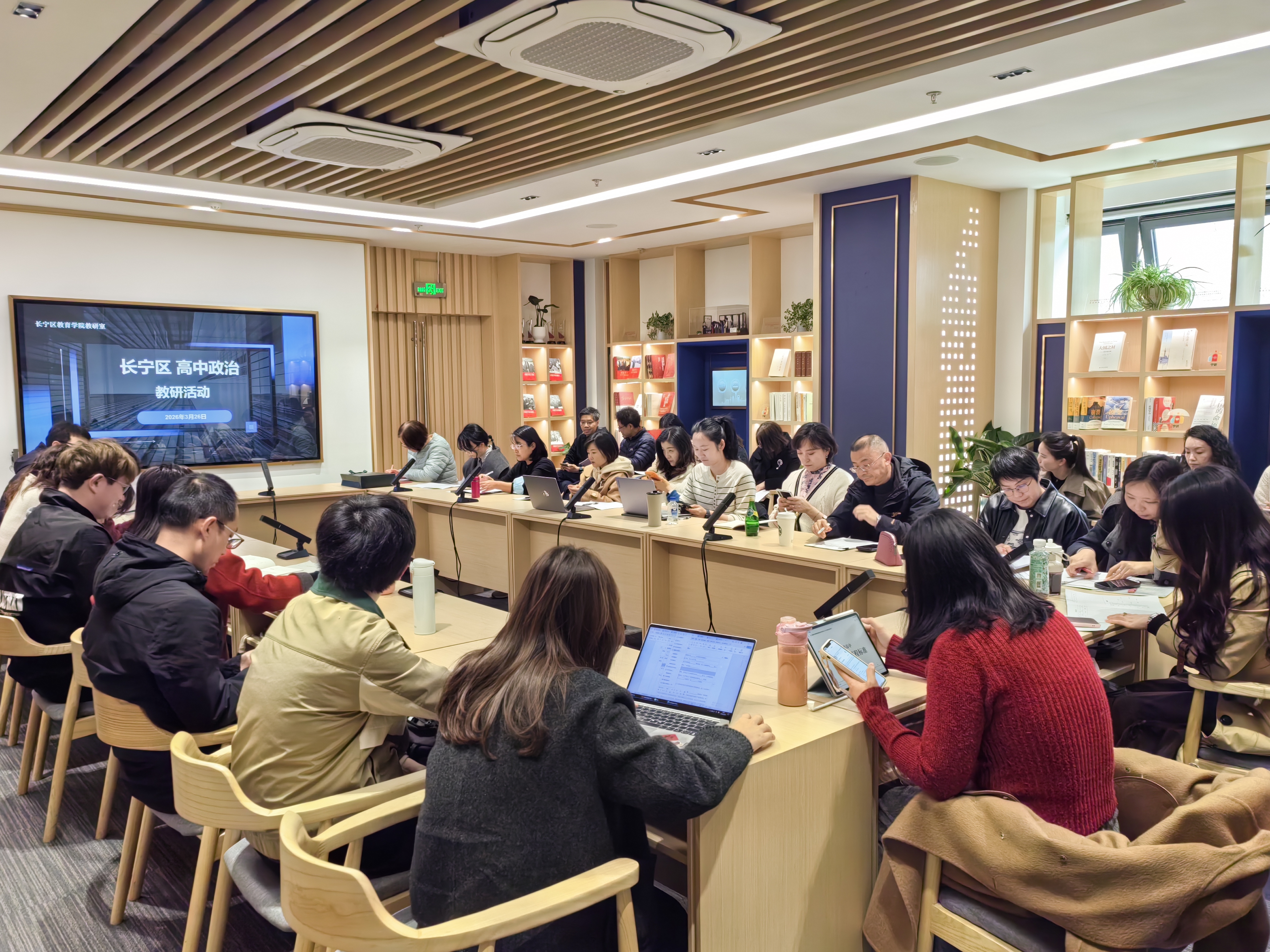 长宁区高中教师在实践点开展集体备课