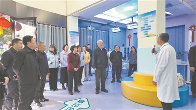 ▲视察团一行在四川省凉山彝族自治州德昌县妇幼保健院视察