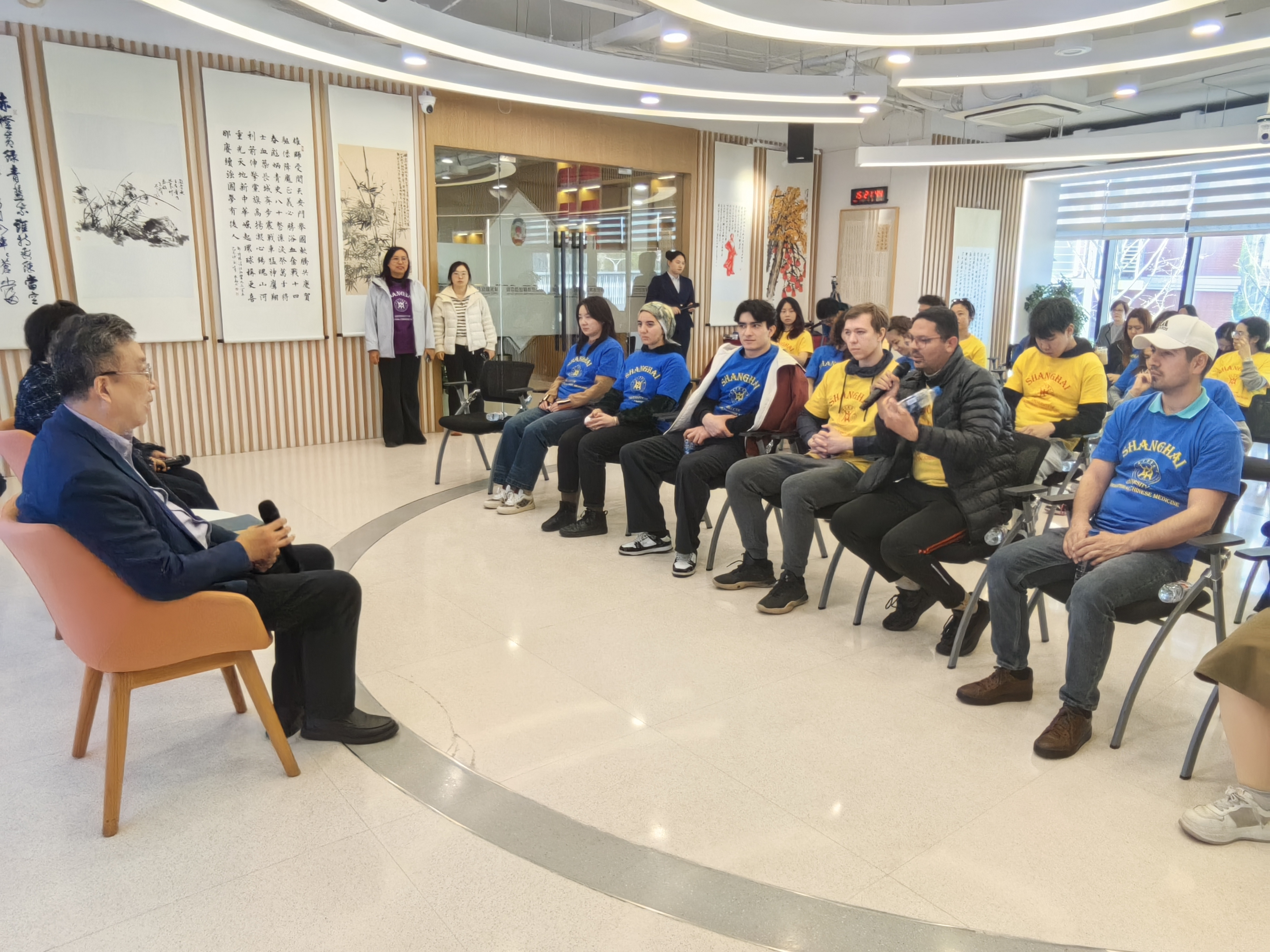 与浦东新区政协委员互动交流