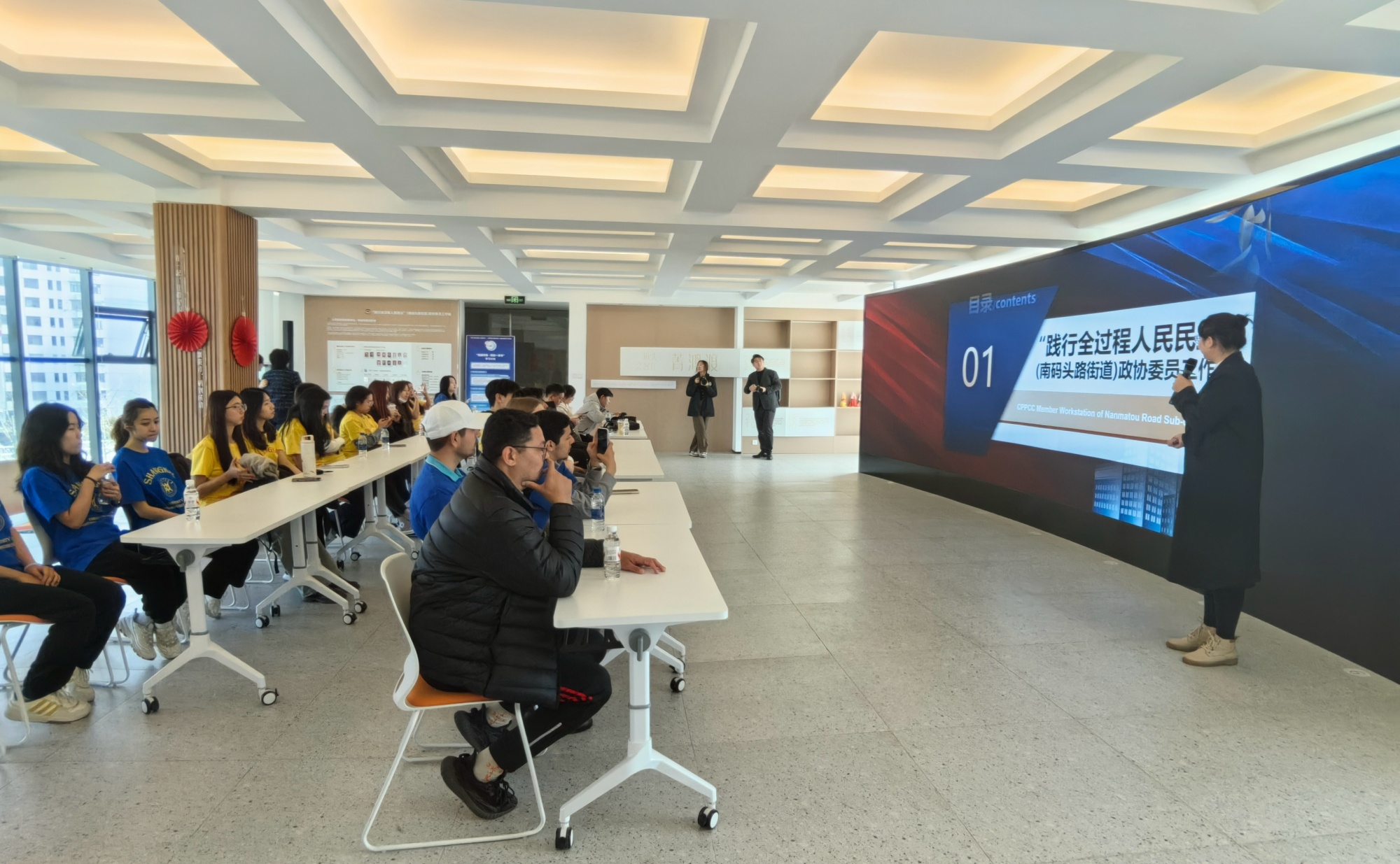 参观南码头路街道政协委员工作站