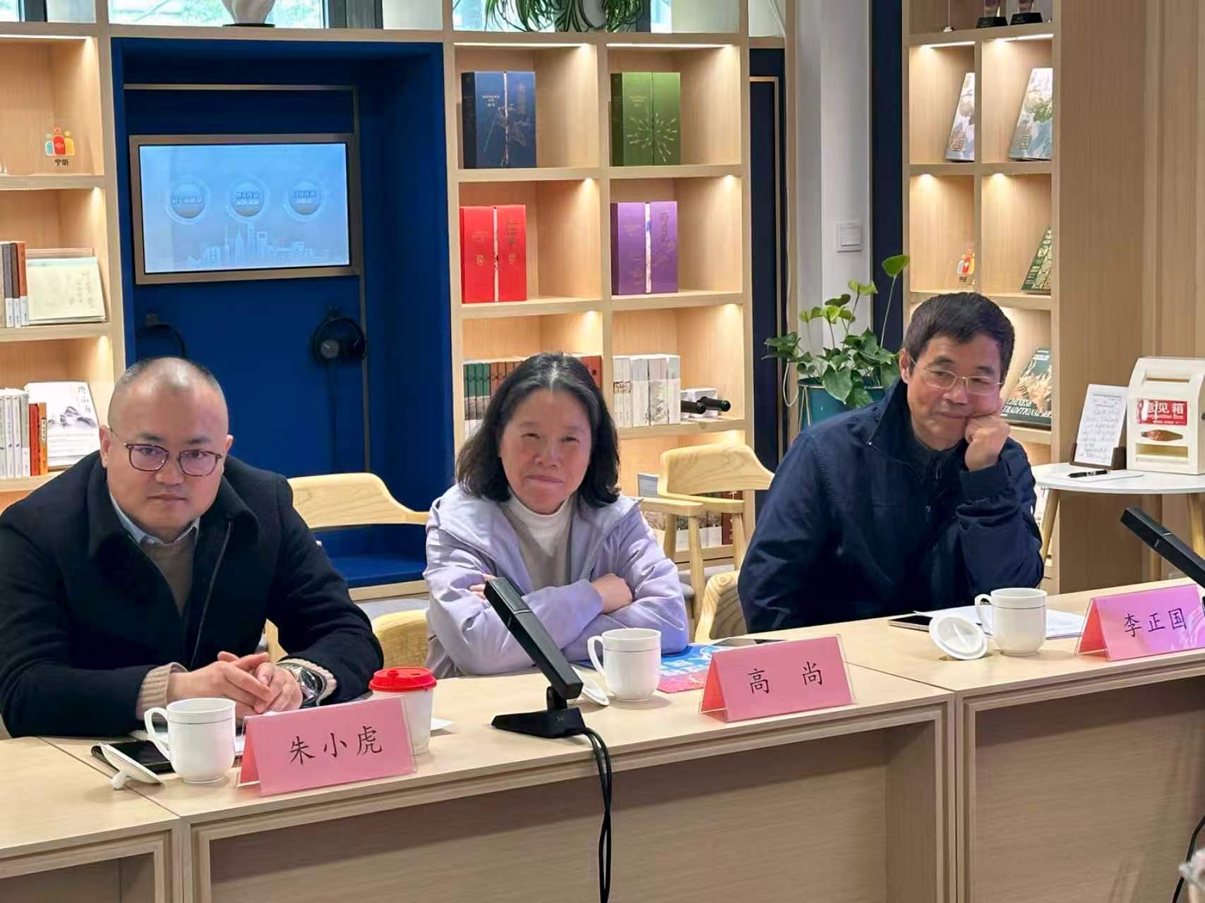 委员与居民交流