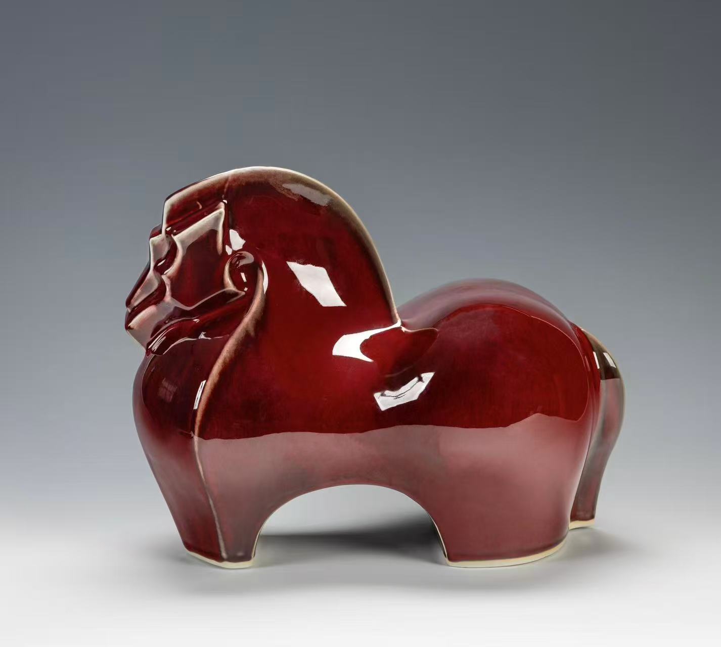 “风行安步”郎红釉瓷马