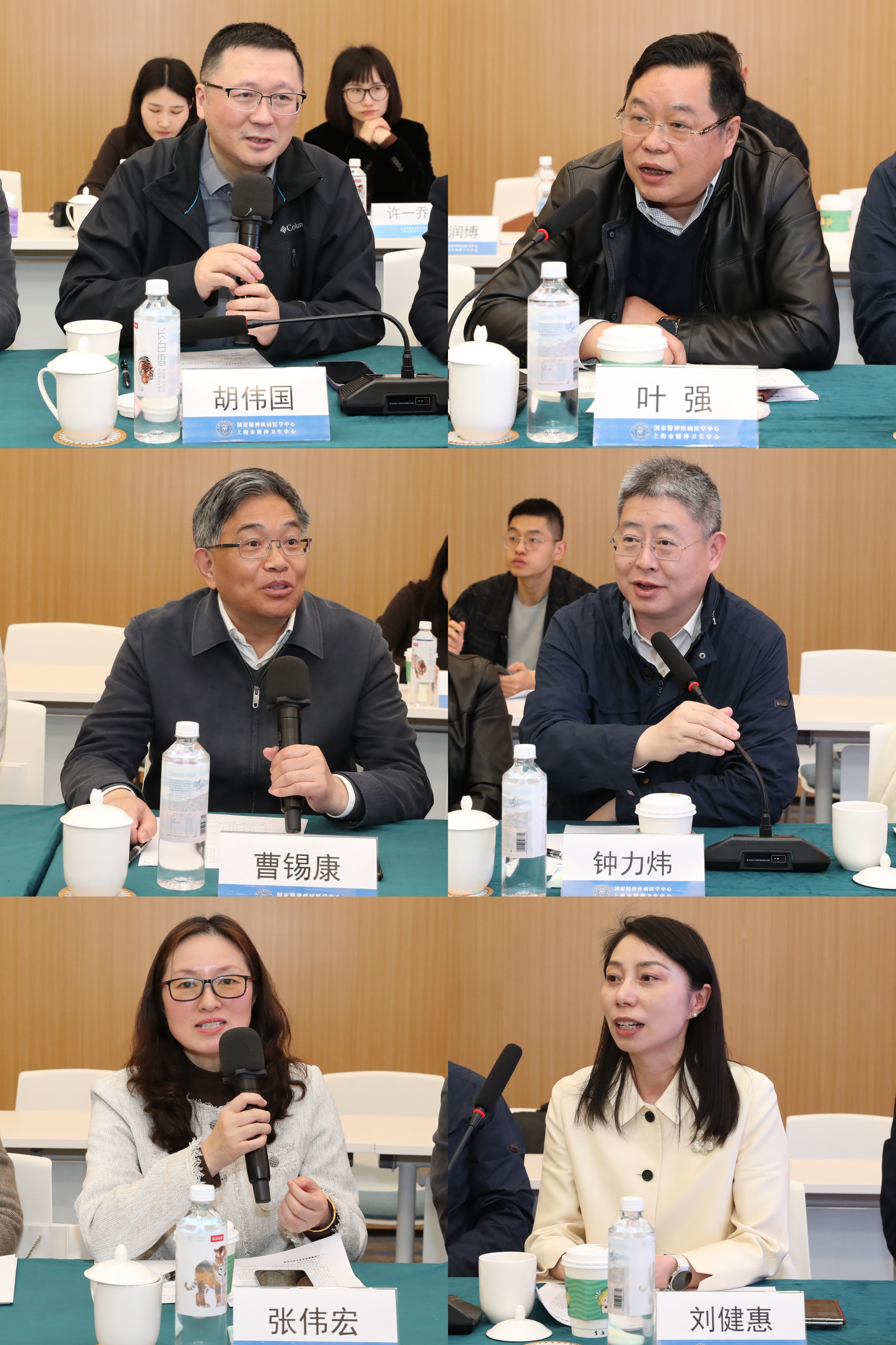 委员们交流讨论