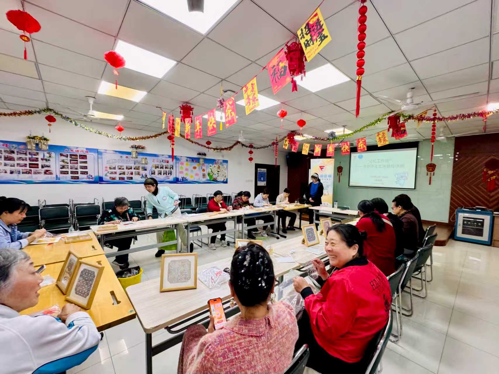 社区居民在学习制作宋锦珍珠画 主办方供图