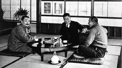 鲁迅与山本实彦（中）内山完造（右）在“新月亭”