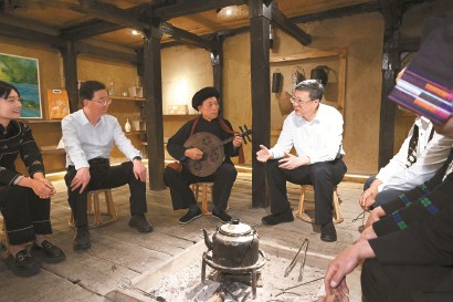 4月16日至17日，陈吉宁率上海市代表团赴云南省学习考察。这是17日陈吉宁与王宁一同来到红河州元阳县新街镇阿者科村，同哈尼古歌非遗传承人马建昌等村民代表亲切交流。 陈正宝 摄