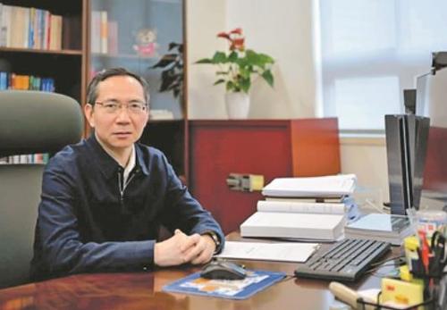 杨金龙在办公室。（图片由受访者提供）