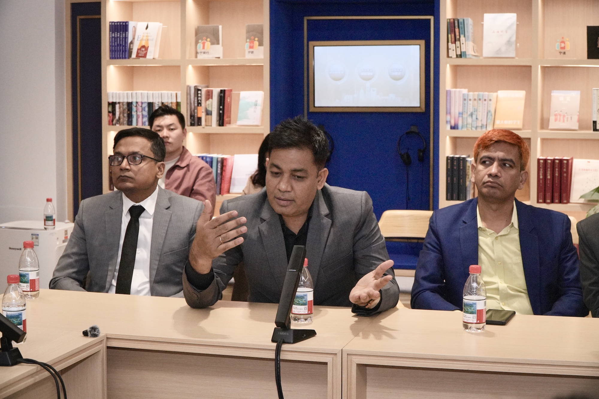 座谈交流 李若涵摄