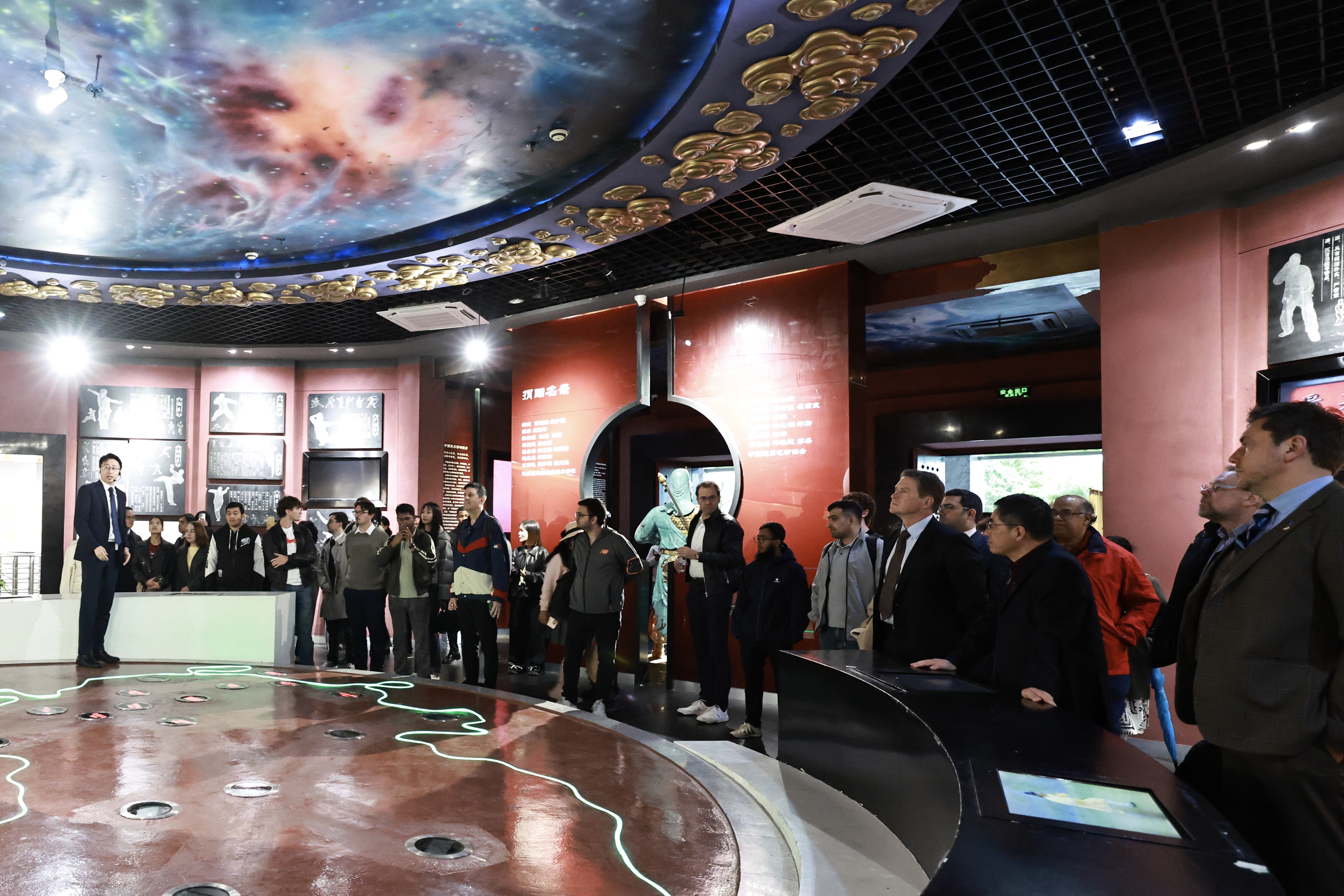 参观中国武术博物馆&nbsp; 张昊摄