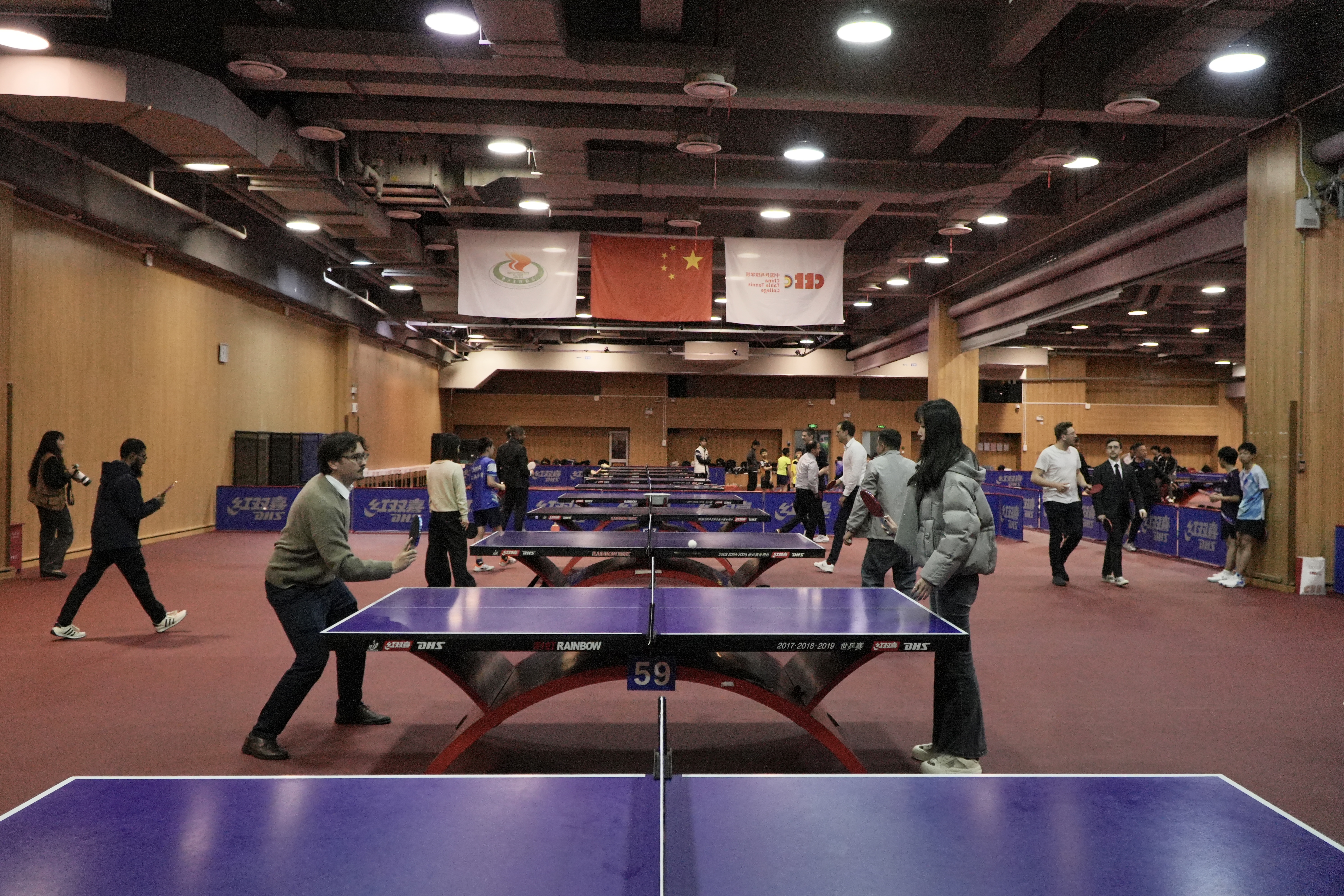 在乒乓球馆体验交流&nbsp; &nbsp;李若涵摄
