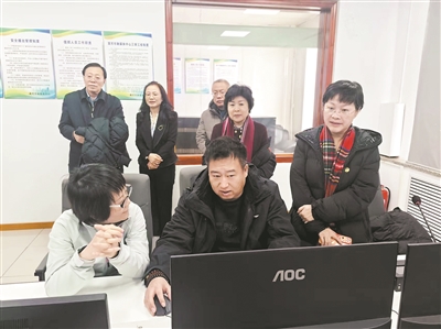 视察团在漠河市融媒体中心与相关工作人员进行深入交流。