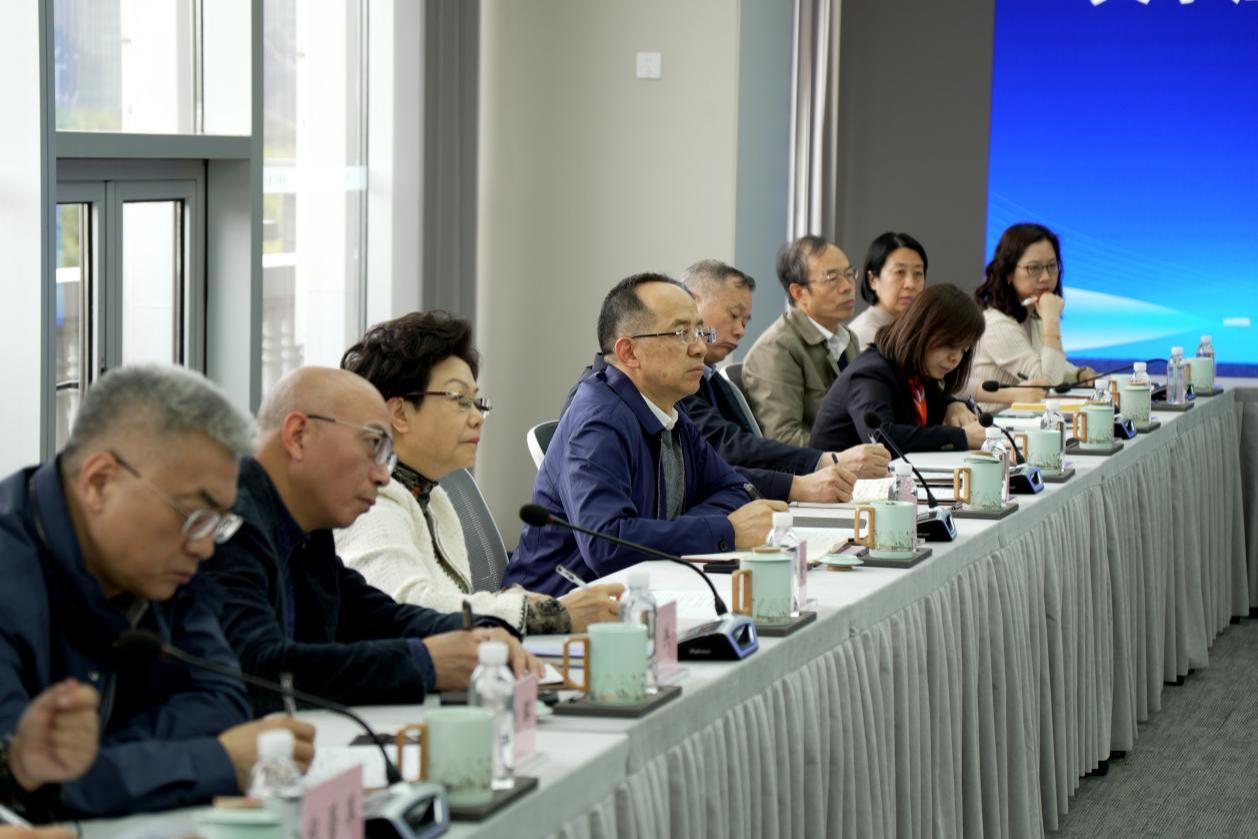 课题组认真倾听