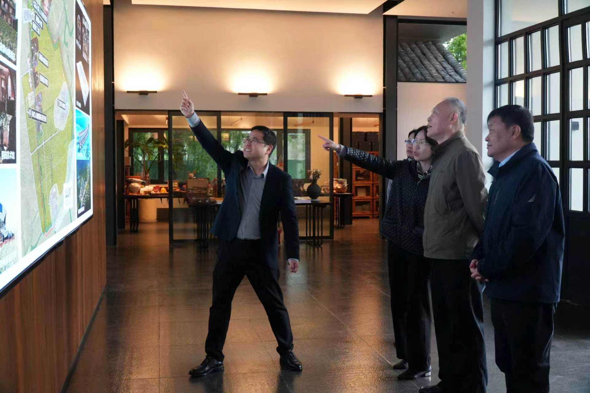 调研组在广陈镇调研