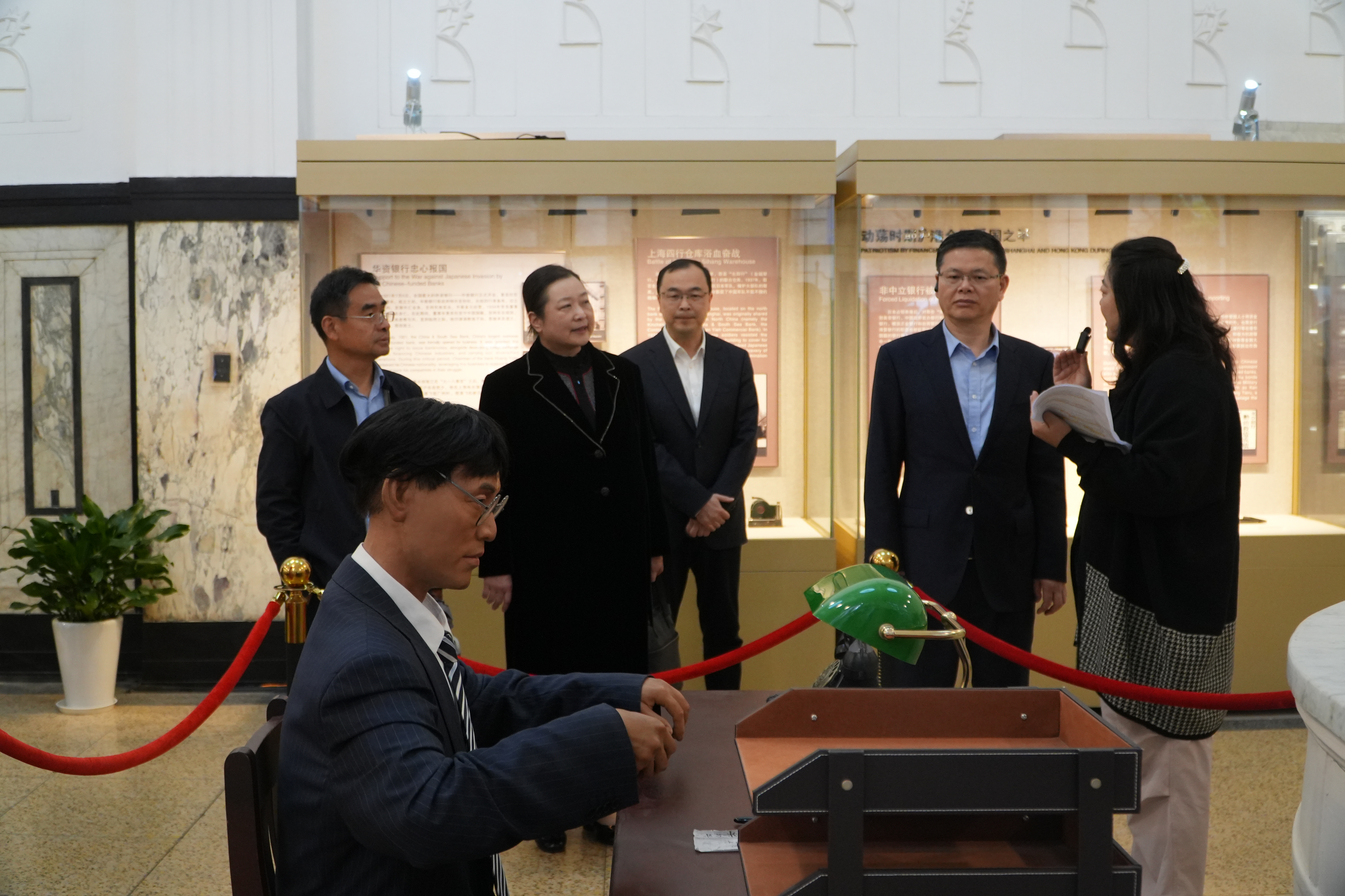 在东亚银行大厦参观