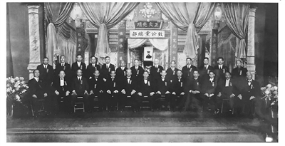 1925年10月五洲洪门第四次恳亲大会在旧金山举行。图为在总部合影。