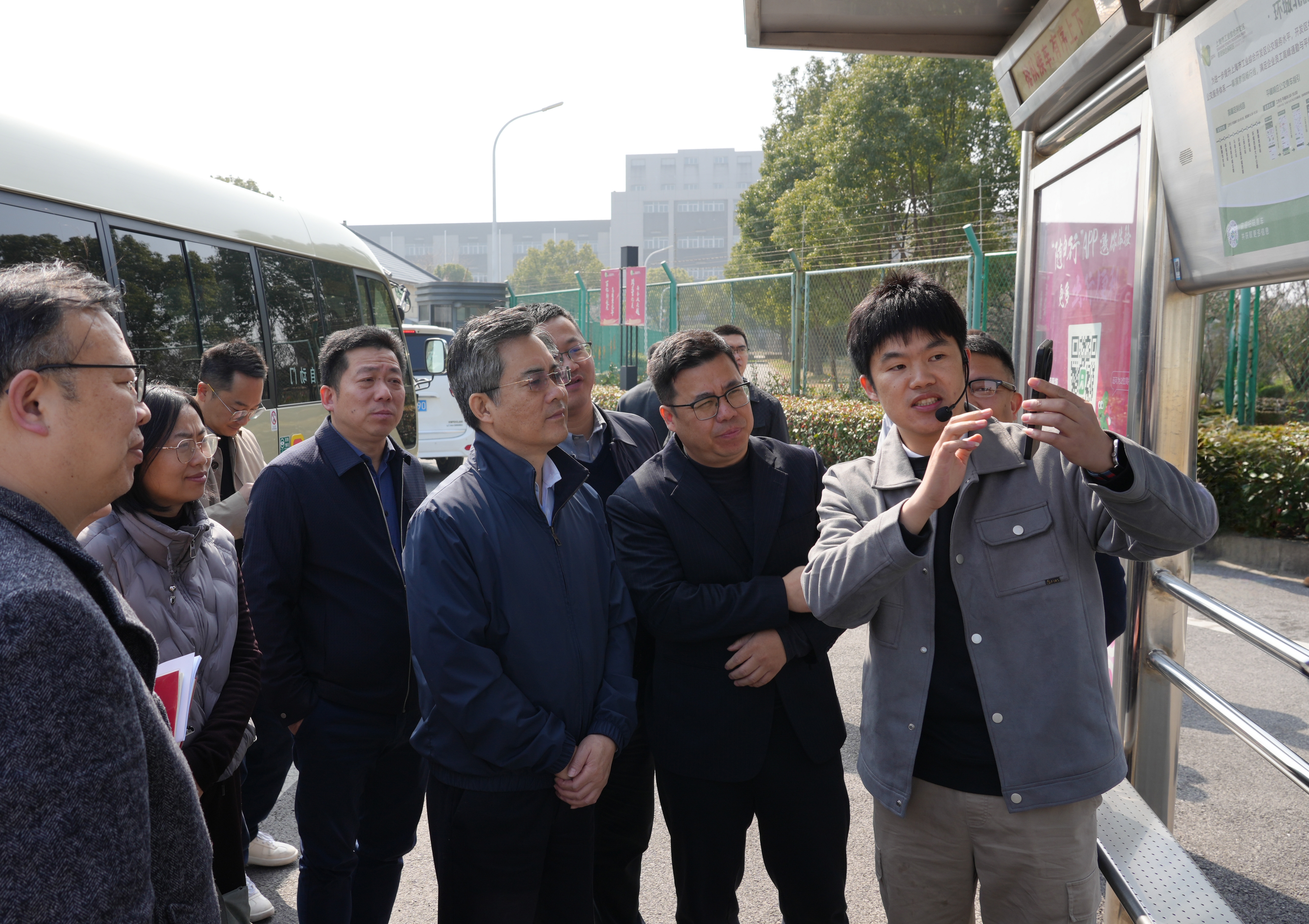 委员们在奉贤新城公交枢纽站视察