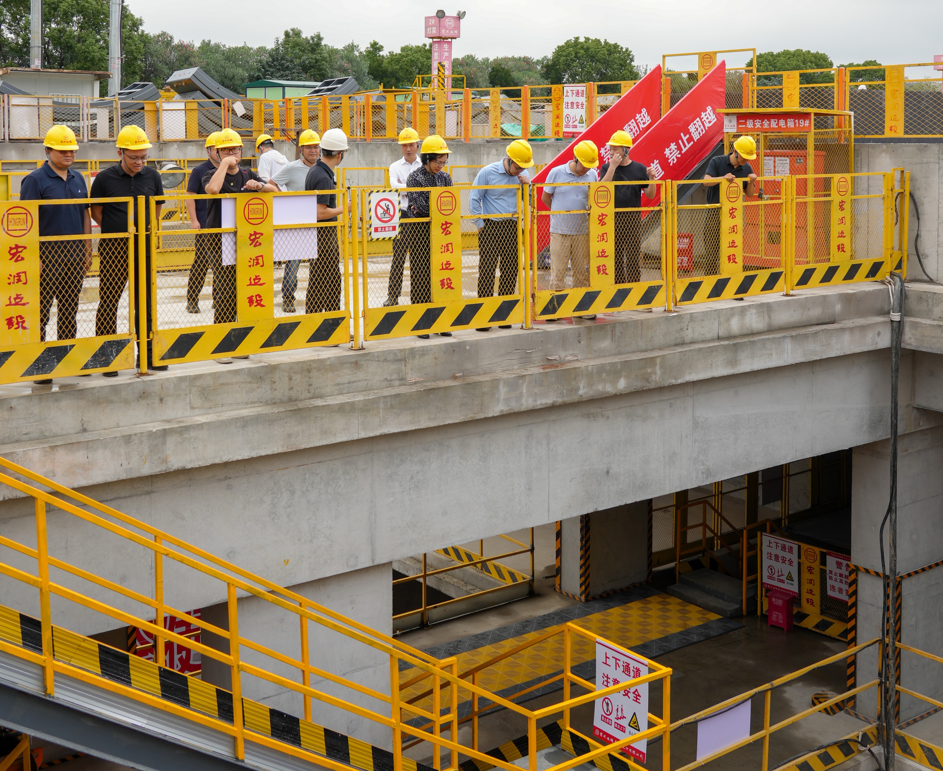 委员们视察轨交15号线南延伸项目