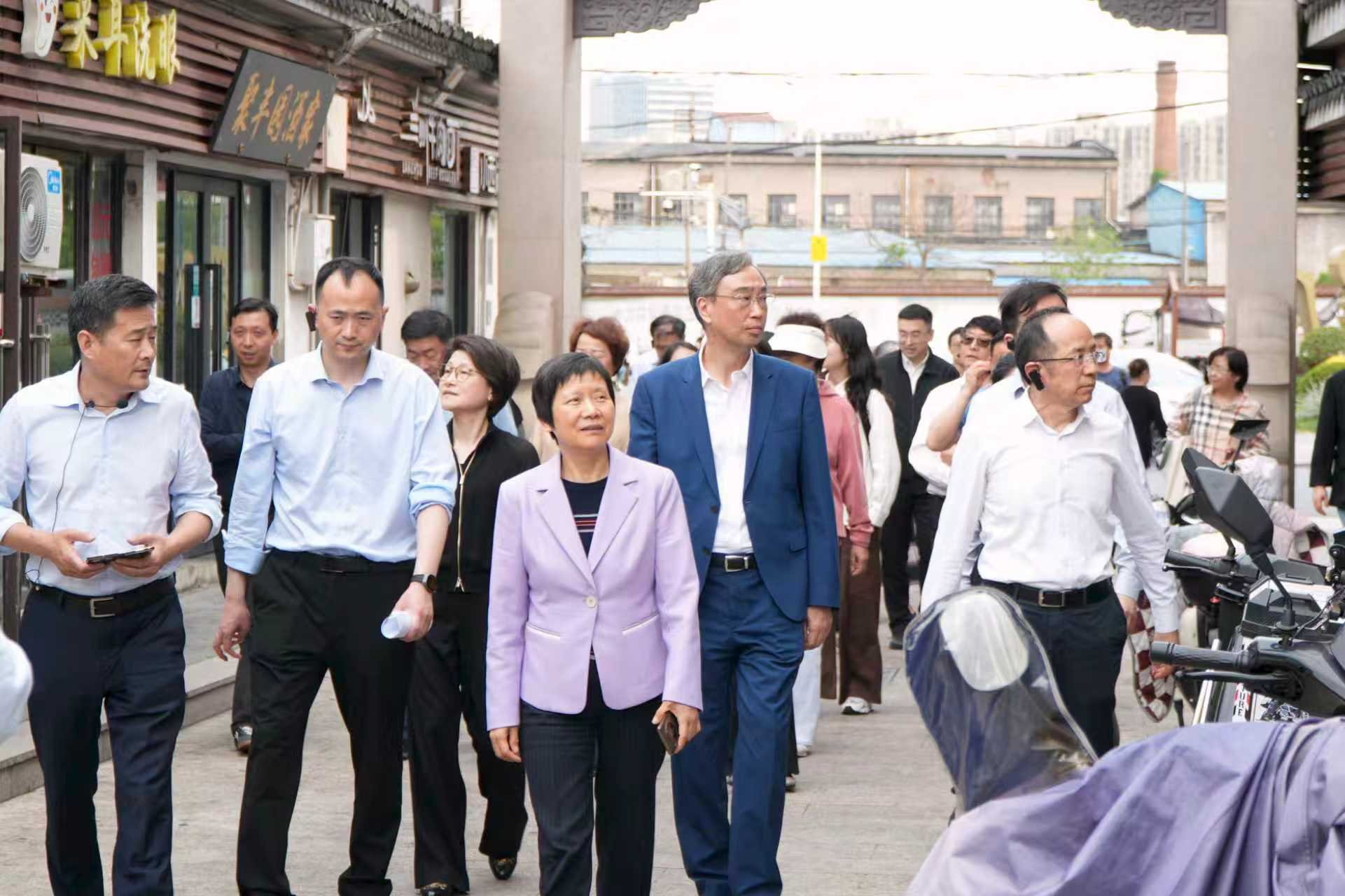 委员实地考察罗店古镇