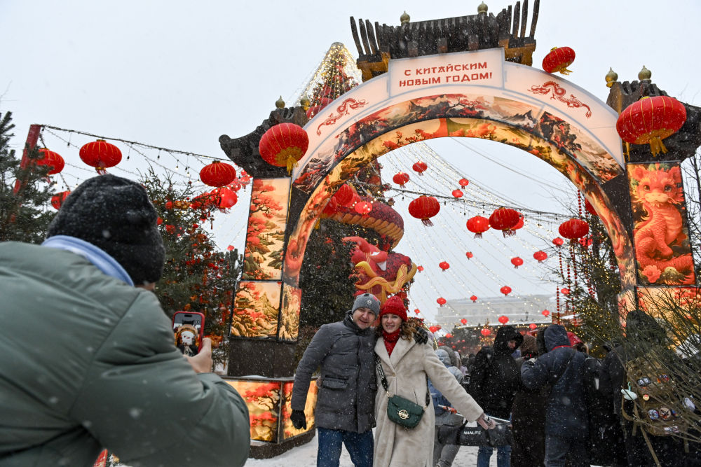 2026年2月16日,在俄罗斯首都莫斯科市中心,人们在中国新年主题装饰前拍照。亚历山大 摄