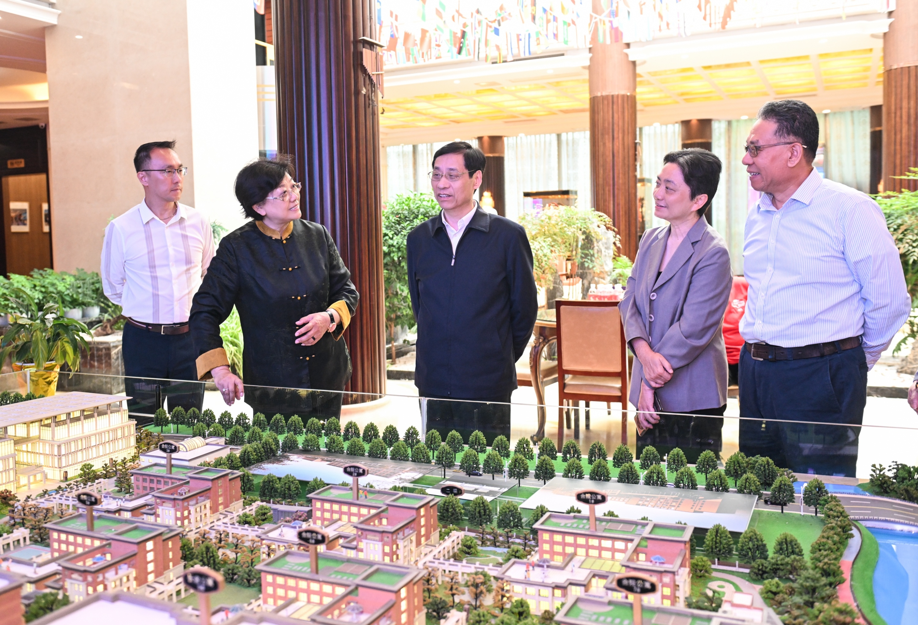 吴信宝在快乐家园调研