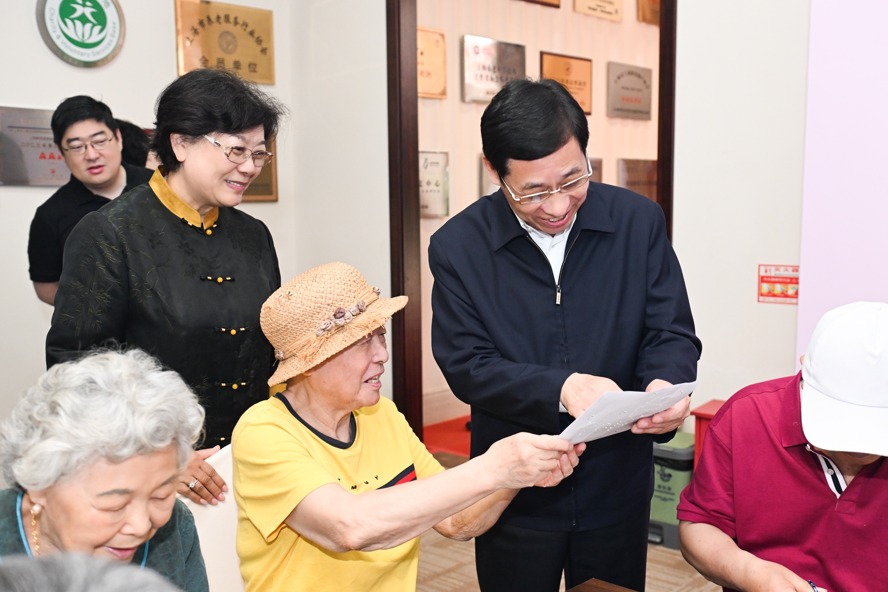 吴信宝在快乐家园调研