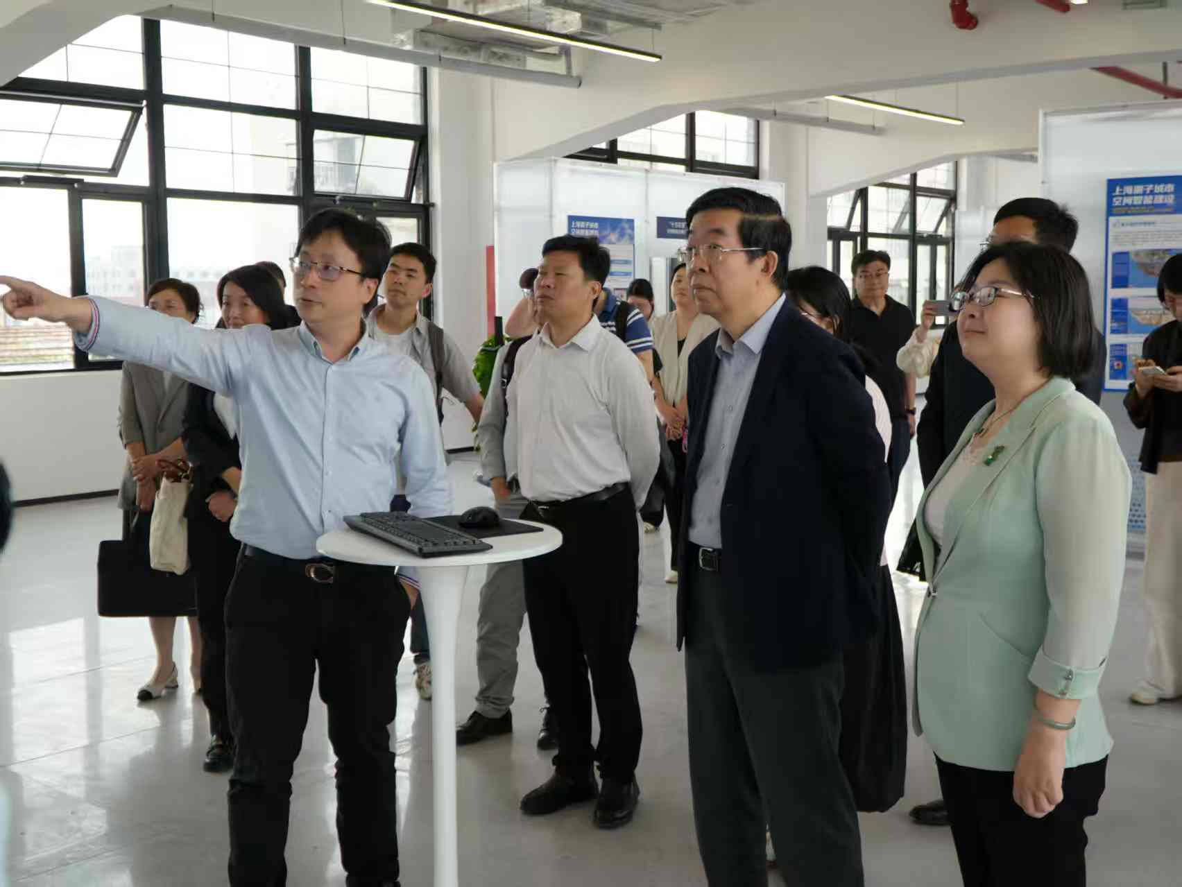 视察复兴岛创新实验场
