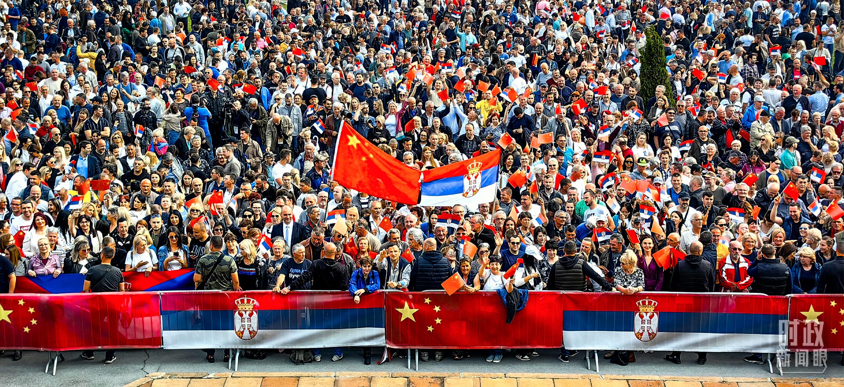 △当地时间2024年5月8日上午,塞尔维亚大厦广场,民众挥舞中塞国旗,欢迎习主席到访。(总台央视记者段德文拍摄)